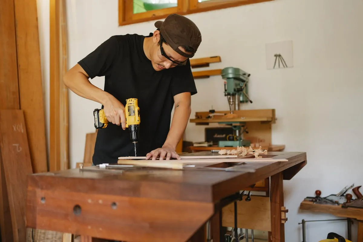 Handwerker bei der Arbeit in der Werkstatt